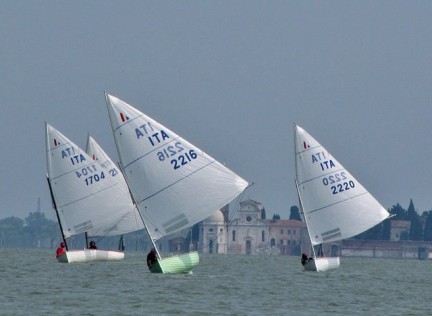 [Immagine: 2011151225_dinghy_01.jpg]